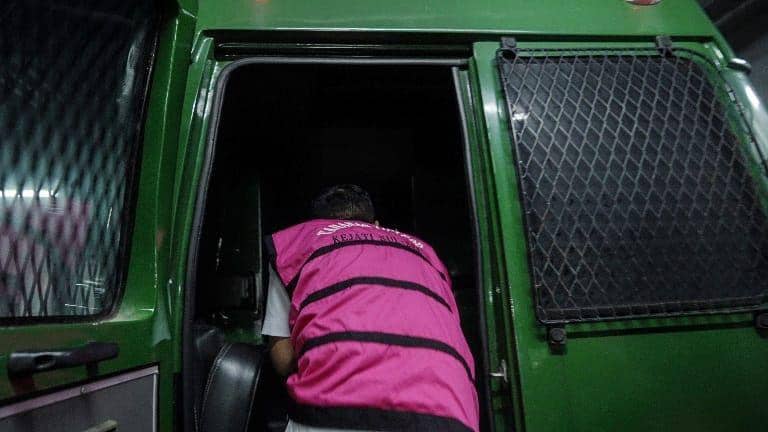 EB tersangka korupsi saat masuk ke dalam mobil tahanan Kejati Sulsel / Istimewa