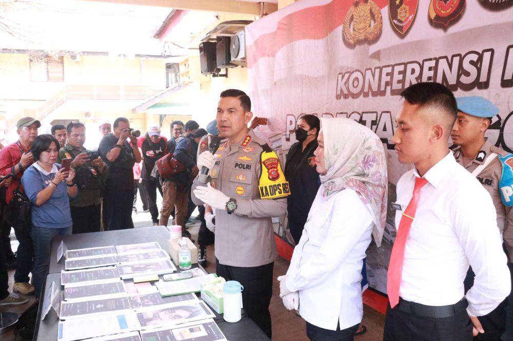 Kapolresta Bogor Kota Kombes Pol Bismo Teguh Prakoso (ketiga dari kanan) dan jajaran saat ungkap kasus judi online, Rabu (30/10/2024). (Humas Polresta Bogor)