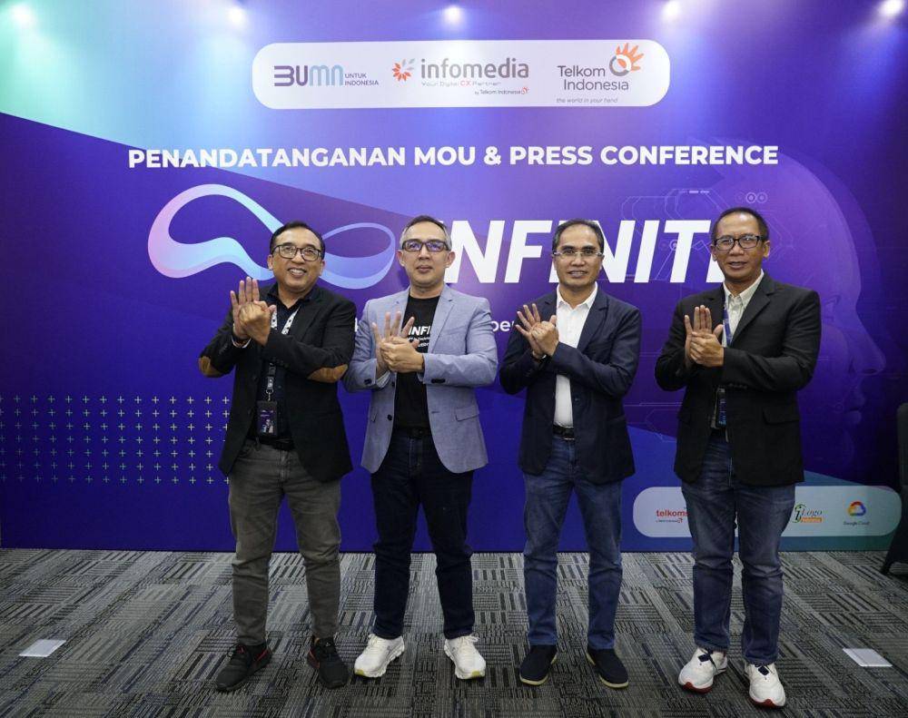 VP Corporate Communication Telkom Andri Herawan Sasoko, Direktur Utama Infomedia Eddy Sofryano, Direktur Group Business Development Telkom Honesti Basyir, dan EVP Digital Business and Technology Telkom Komang Budi Aryasa pada Press Conference acara Infomedia Conference “INFINITE - Infomedia Insight for Technology Excellence.” (Dok. Telkom)