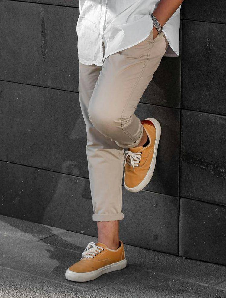 chino pants (pexels.com/adam el masri)