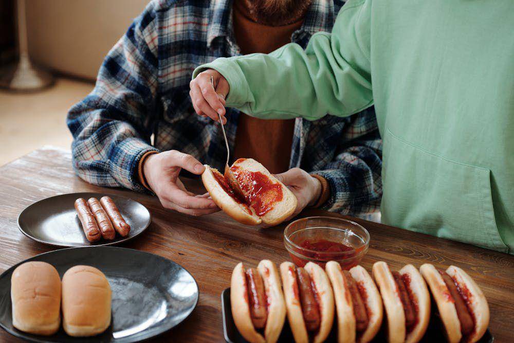 ilustrasi mengolesi roti hotdog dengan saus (pexels.com/Daisy Anderson)