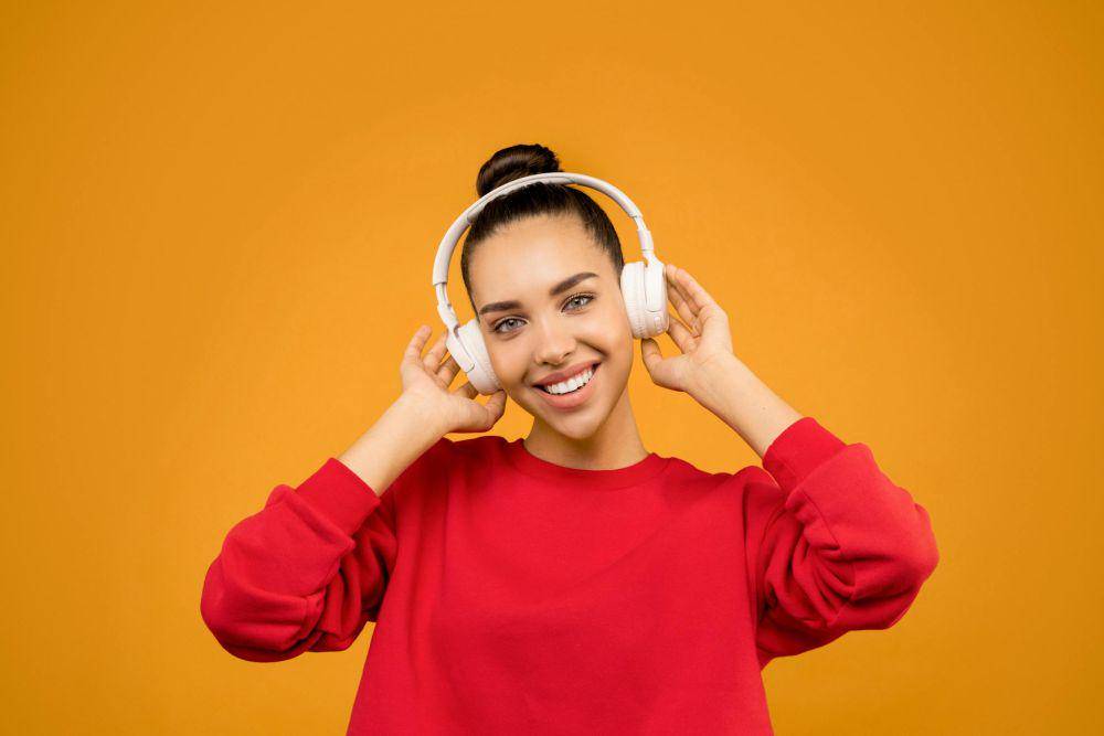 ilustrasi mendengarkan lagu (pexels.com/Sound On)