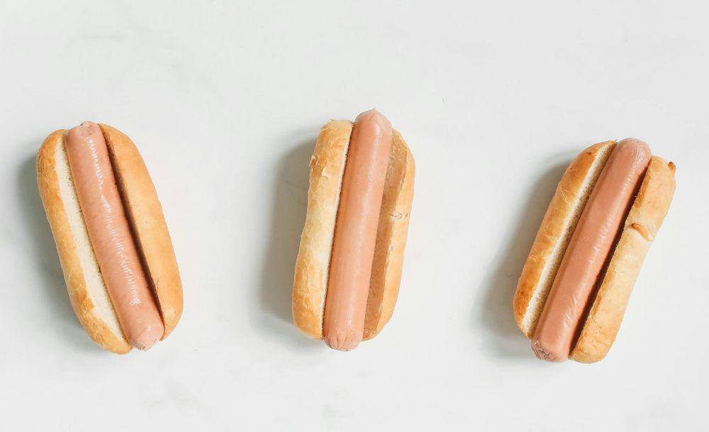 ilustrasi sosis dan roti hotdog (pexels.com/Polina Tankilevitch)