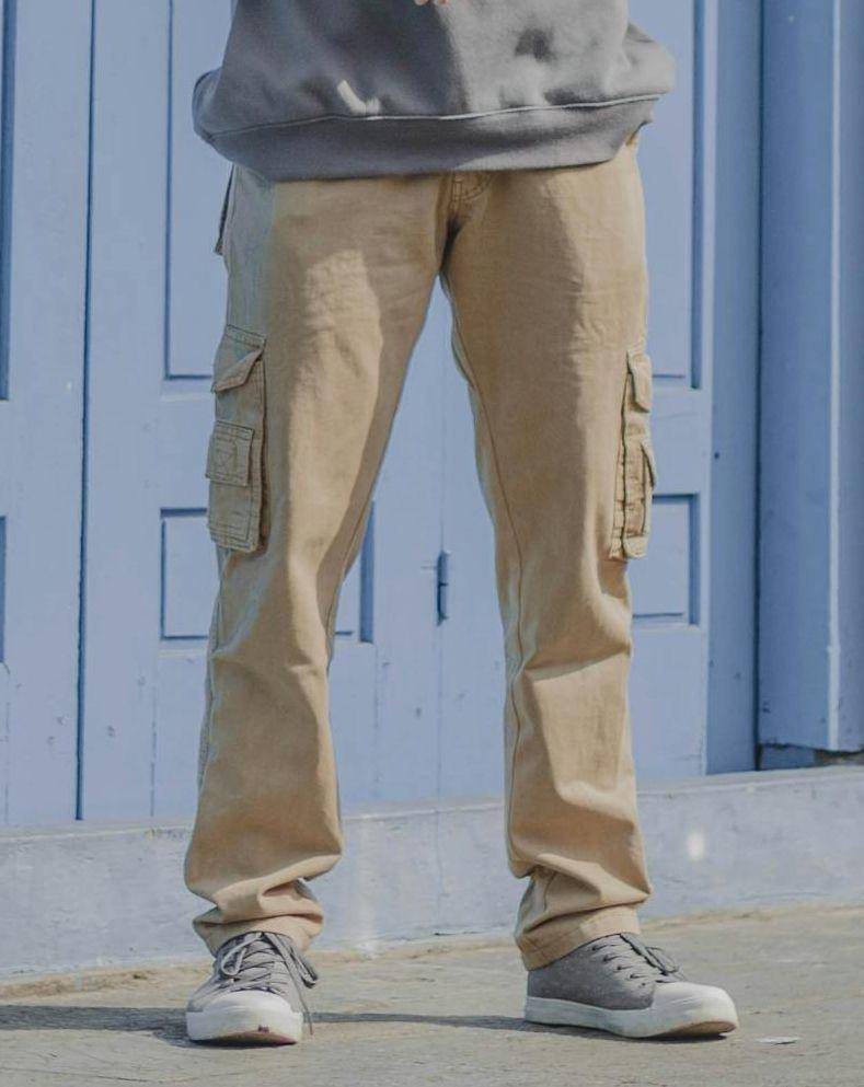 cargo pants (pexels.com/Teguh Sugi)