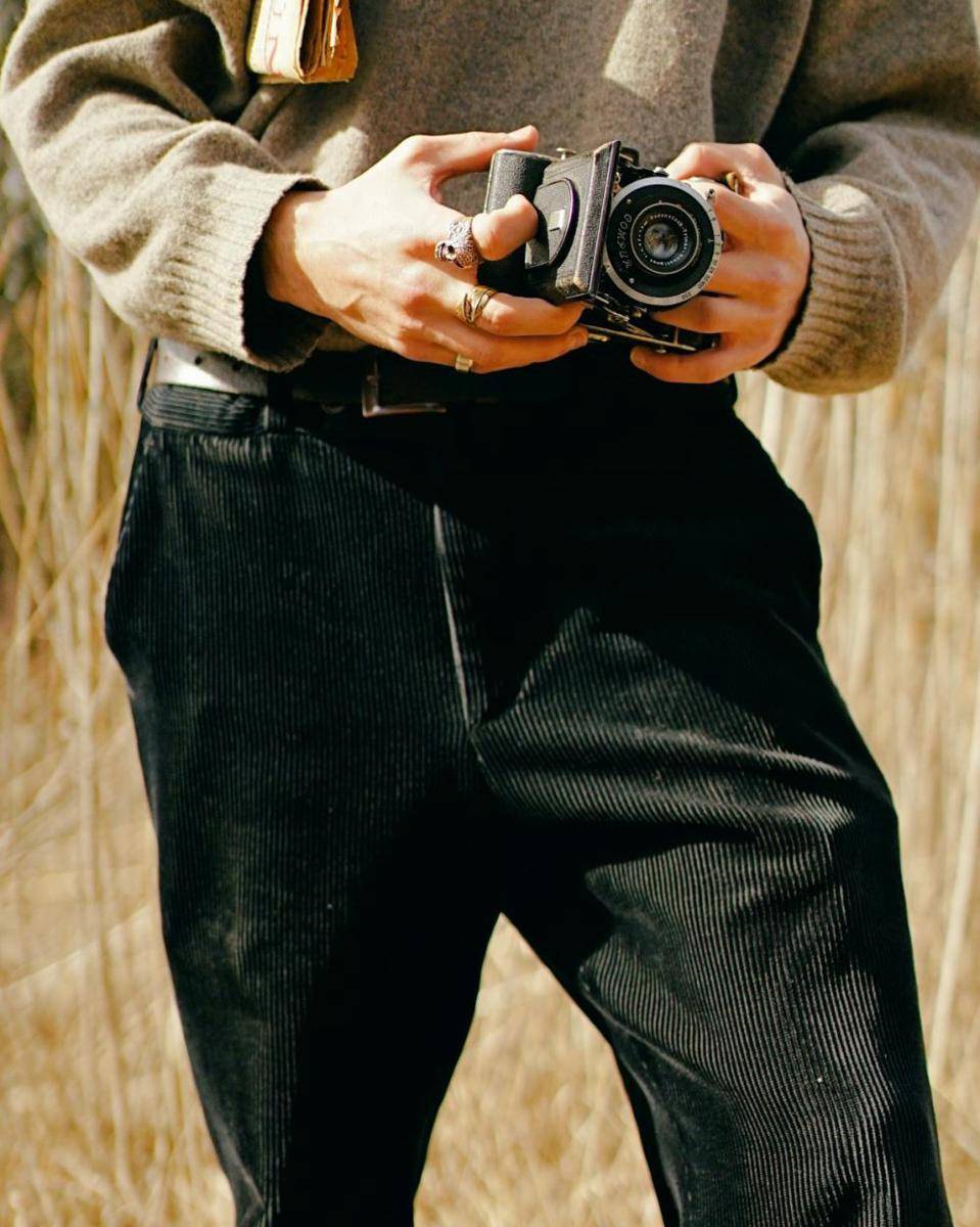 corduroy pants (pexels.com/Beyzanur K.)