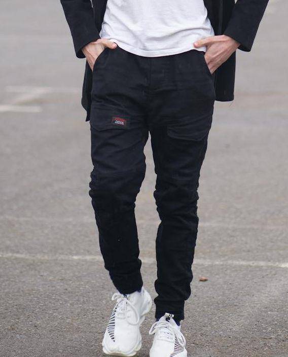 jogger pants (pexels.com/Valon Esati)