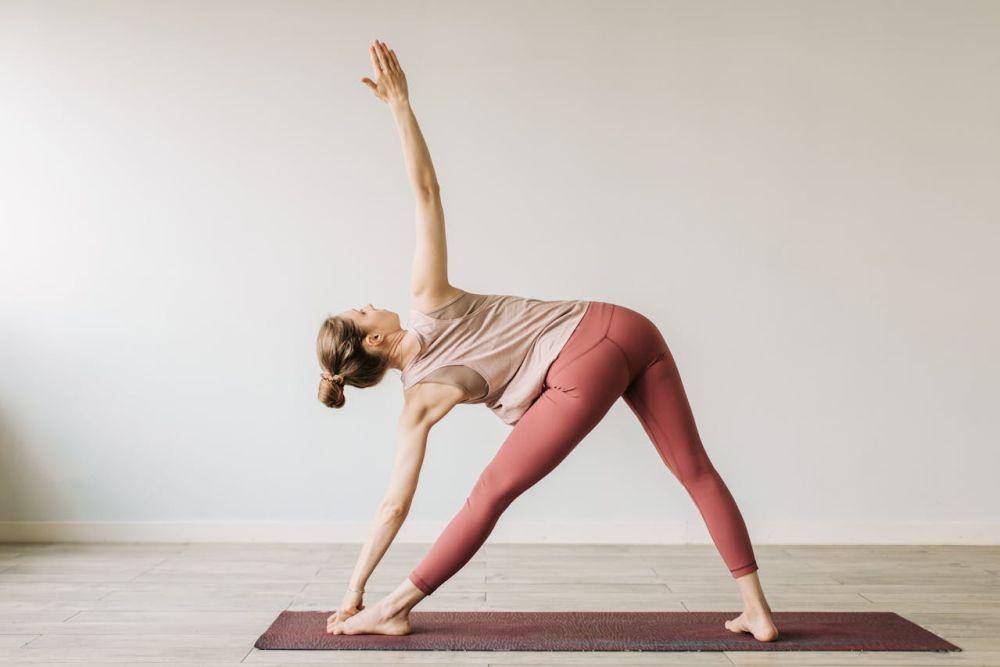 ilustrasi pose segitiga atau triangle pose yoga (pexels.com/Vlada Karpovich)