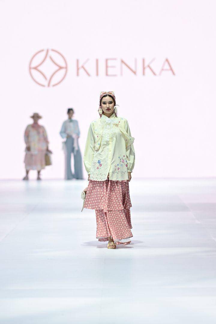 Koleksi Kienka di Jakarta Fashion Week 2025 (dok. Jakarta Fashion Week/Dandy Hendrata)