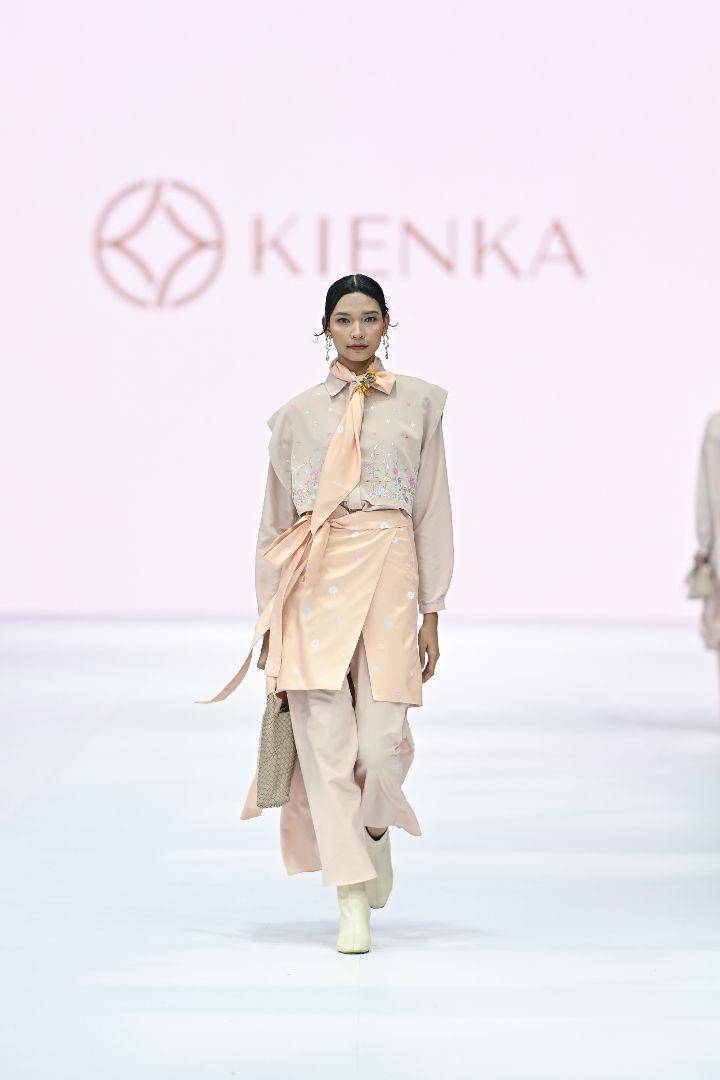 Koleksi Kienka di Jakarta Fashion Week 2025 (dok. Jakarta Fashion Week/Dandy Hendrata)