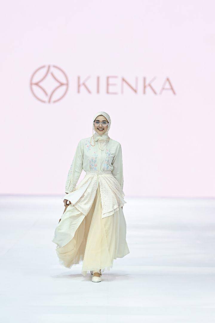 Koleksi Kienka di Jakarta Fashion Week 2025 (dok. Jakarta Fashion Week/Dandy Hendrata)