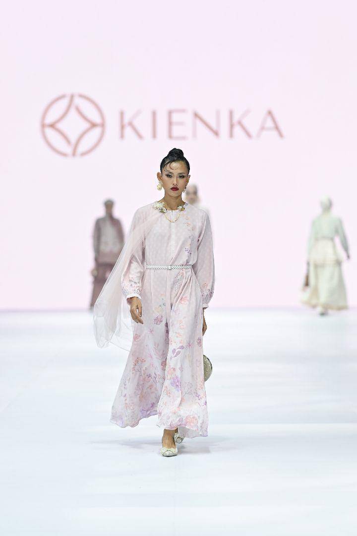 Koleksi Kienka di Jakarta Fashion Week 2025 (dok. Jakarta Fashion Week/Dandy Hendrata)