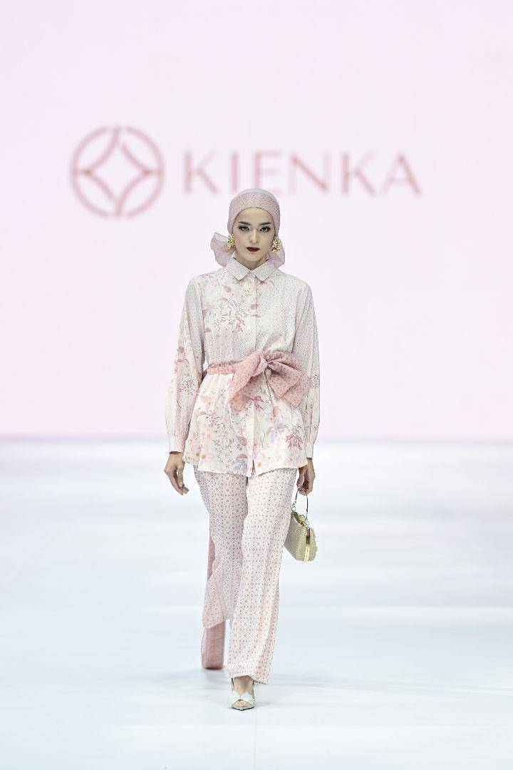 Koleksi Kienka di Jakarta Fashion Week 2025 (dok. Jakarta Fashion Week/Dandy Hendrata)