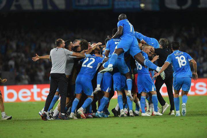 Para pemain dan staff pelatih Napoli sedang melakukan perayaan kemenangan (instagram.com/romelulukaku)