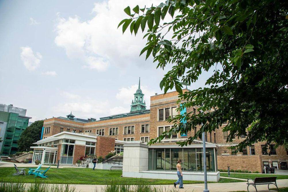 Simmons University (instagram.com/simmonsuniversity)