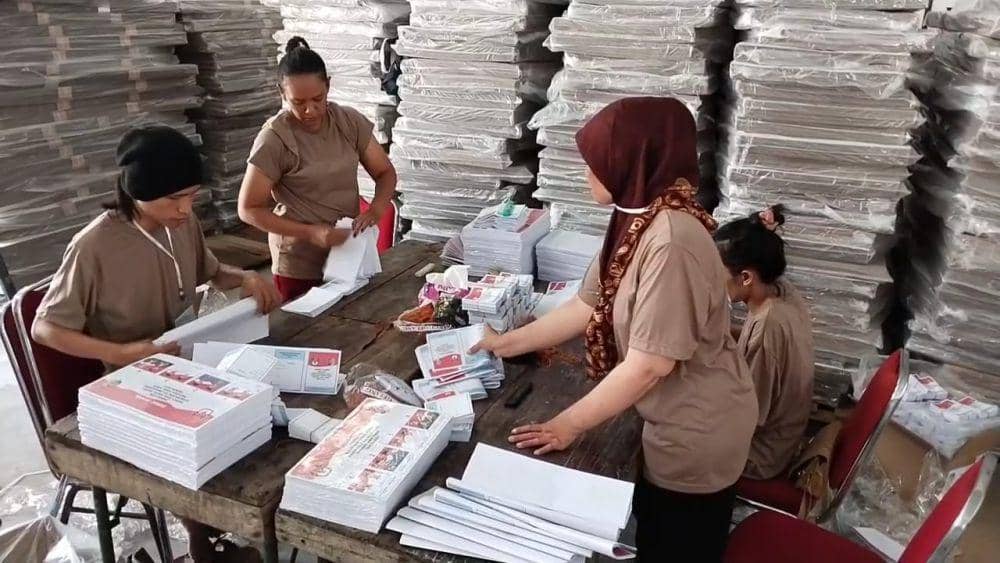 Pekerja sortir dan lipat surat suara di KPU Tulungagung. IDN Times/ Bramanta Pamungkas