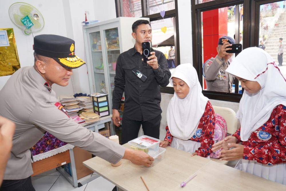 Siswa-siswi di SD 034 Balikpapan Utara antusias mendapat MBG. (Dok. Polda Kaltim)