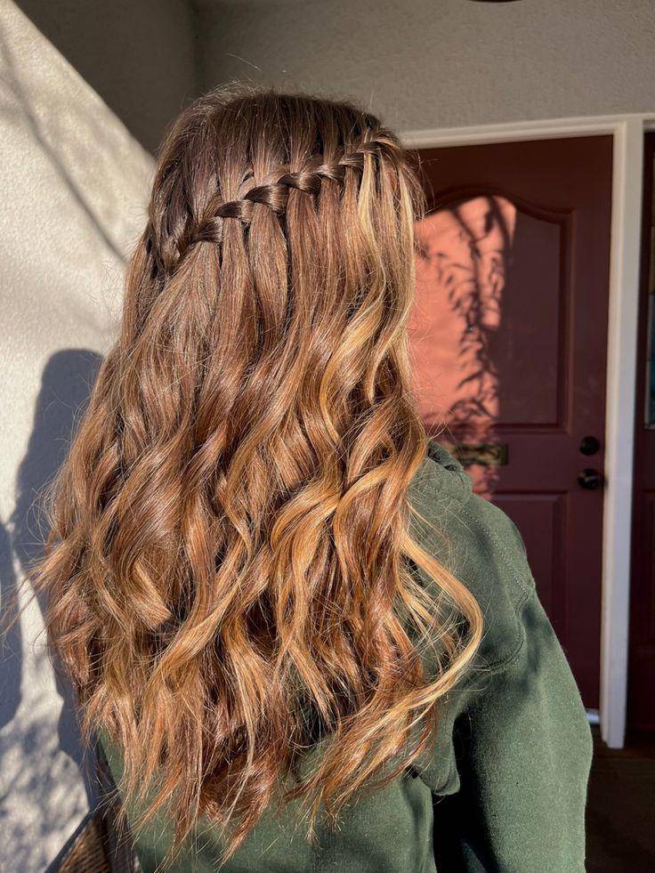 Contoh Waterfall braid (https://pin.it/6p7SflLYZ)