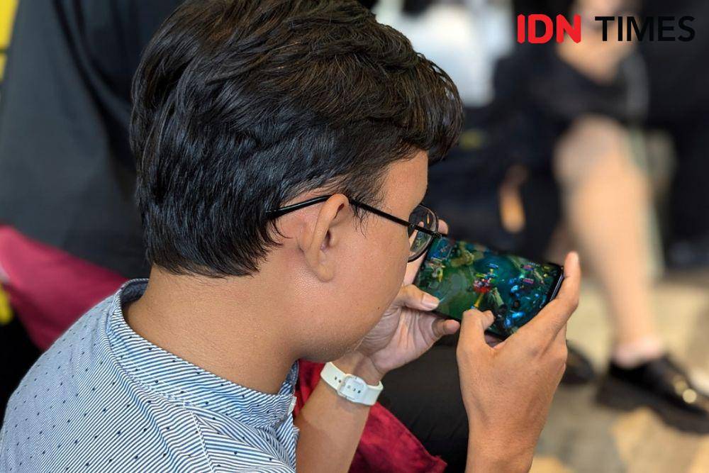 Ilustrasi main mobile game dengan POCO C75 (IDN Times/Misrohatun)