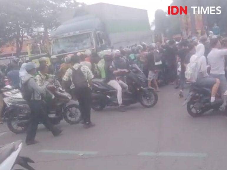 Truk Ugal-ugalan di Tangerang, Tabrak Pengendara Motor Hingga Terkapar