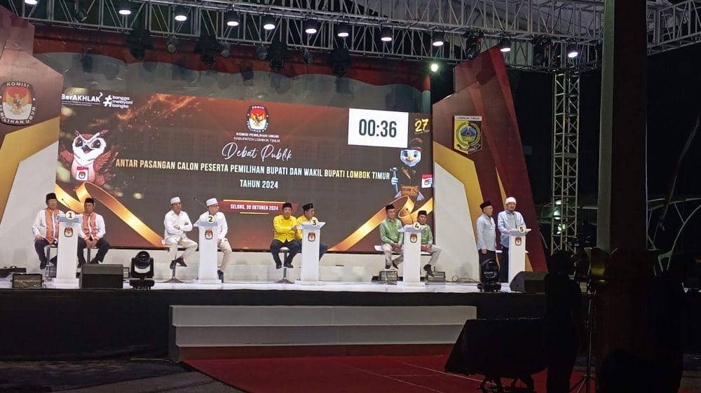 Masing-masing paslon Bupati dan Wakil Bupati Lotim saat di atas panggung debat (IDN Times/Ruhaili)