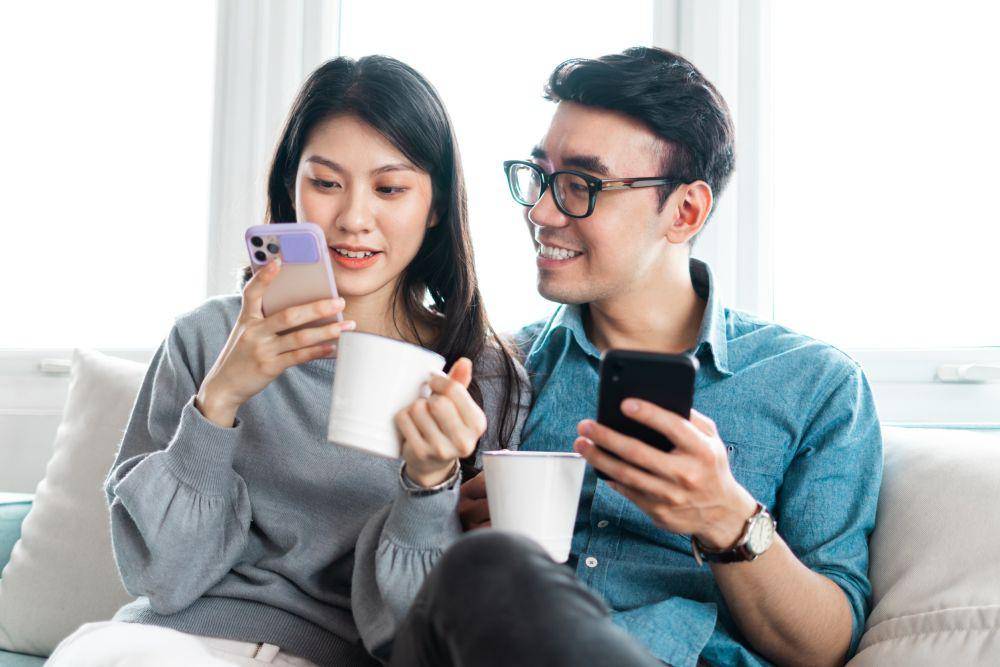 Ilustrasi pasangan mencari promo dan diskon OTA (123rf.com/1112000)