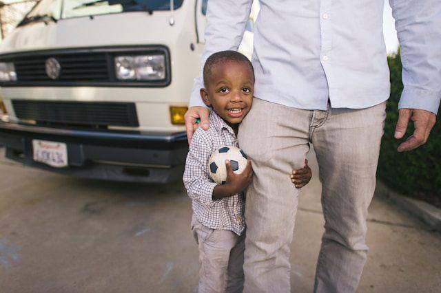 ilustrasi ayah dan anak (unsplash.com/frank mckenna)