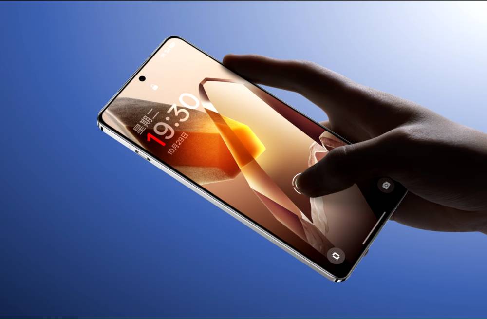ilustrasi penggunaan pemindai sidik jari ultrasonik di layar OnePlus 13 (oneplus.com)