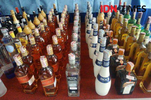 Ilustrasi minuman keras, minuman beralkohol. (IDN Times/Debbie Sutrisno)