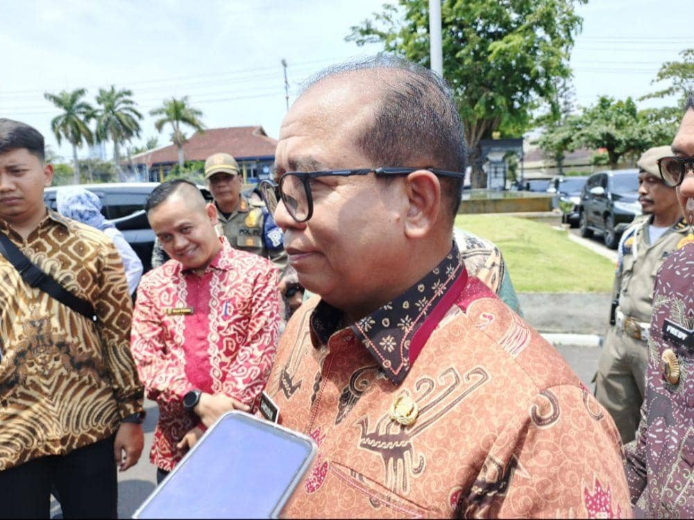 Pj Gubernur Lampung, Samsudin saat diwawancarai usai pelepasan Sekda Lampung. (IDN Times/Muhaimin)
