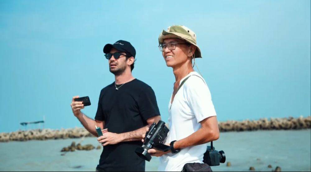 potret Reza Rahadian dan DOP film Pangku, Teoh Gay Hian, di sekitar lokasi syuting