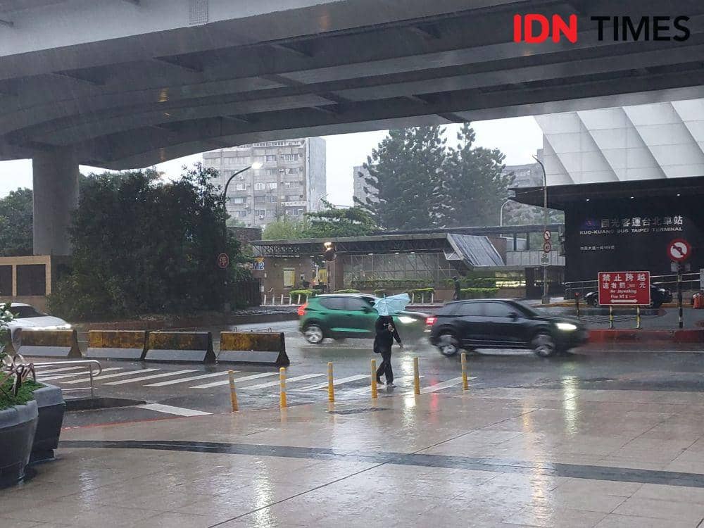 Situasi stasiun MRT saat terjadi Badai Kong Rey, Taiwan pada 31 Oktober 2024. (IDN Times/Santi Dewi)
