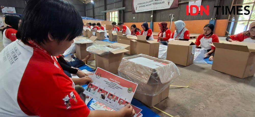 Petugas Melakukan Sorlip Surat Suara di Gudang KPU Kota Cimahi. (Rizki/IDN Times)