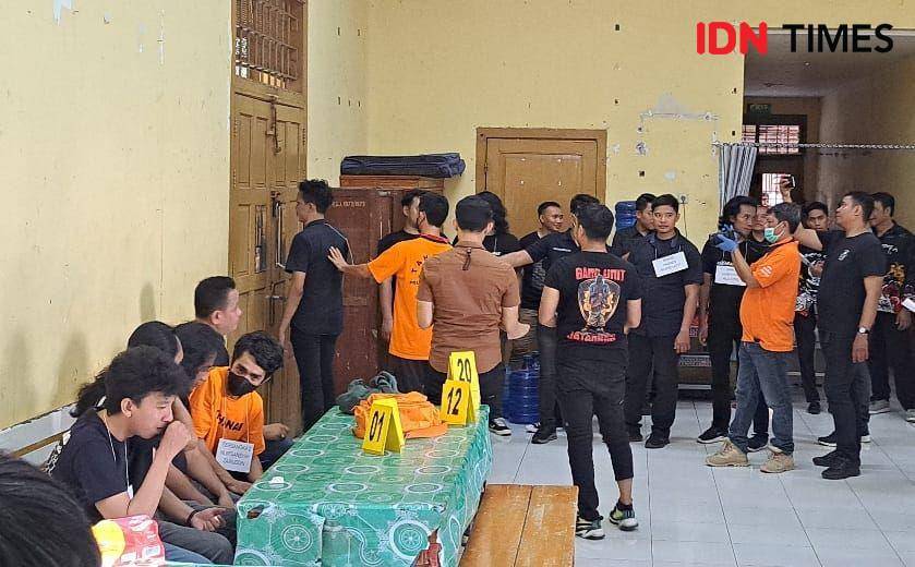 Tersangka Nurdiansyah dan Nasrudin saat peragakan adegan rekonstruksi, Kamis (31/10/2024) / IDN Times : Darsil Yahya