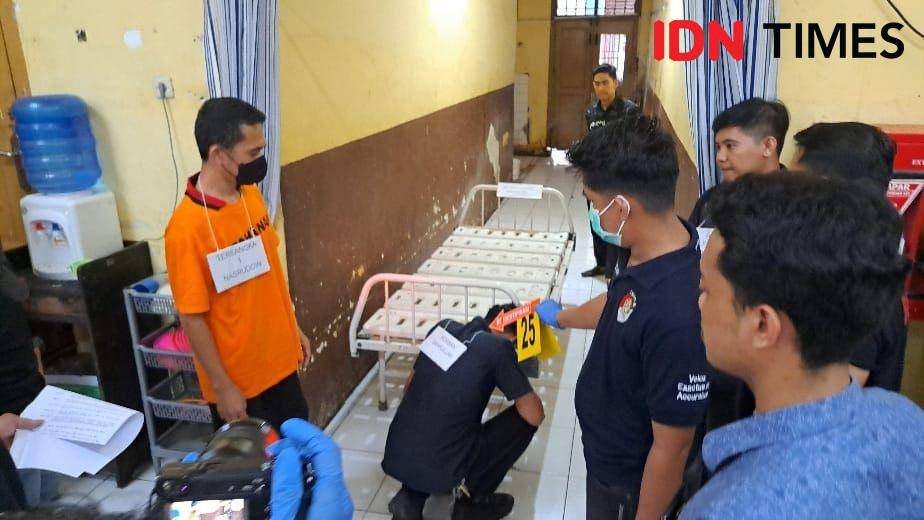 Tersangka Nasrudin saat peragakan adegan rekonstruksi, Kamis (31/10/2024) / IDN Times : Darsil Yahya