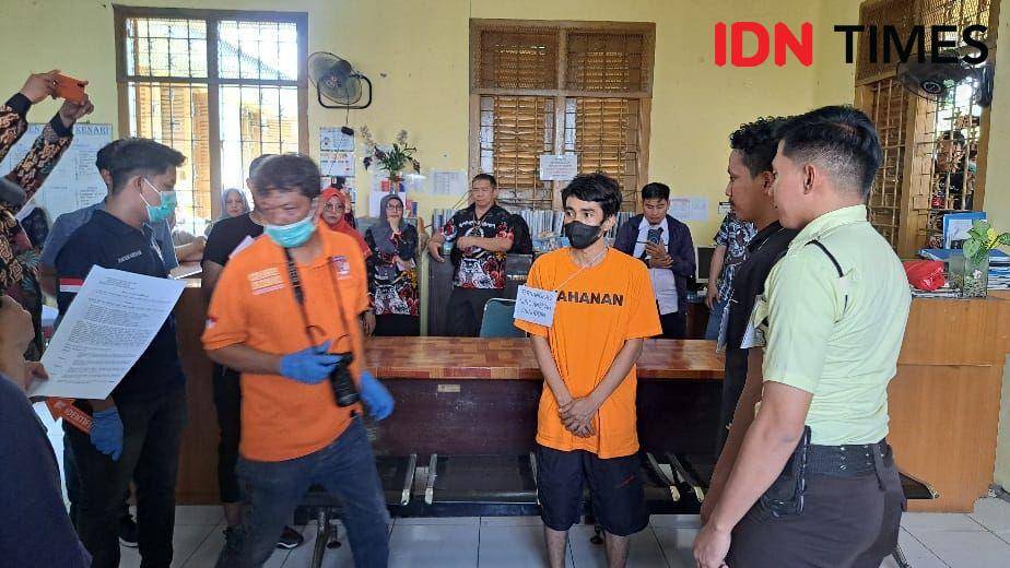 Tersangka Nurdiansyah saat peragakan adegan rekonstruksi, Kamis (31/10/2024) / IDN Times : Darsil Yahya
