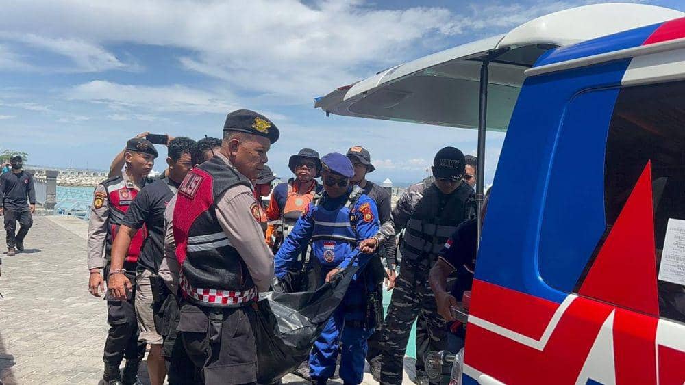 Evakuasi korban hilang di Pantai Kelingking. (Dok. IDN Times/istimewa)