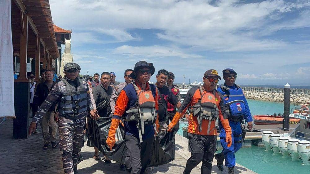 Evakuasi korban hilang di Pantai Kelingking. (Dok. IDN Times/istimewa)