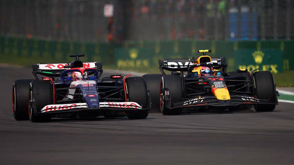 Liam Lawson (kiri) dan Sergio Perez terlibat duel saat balapan GP Meksiko 2024. (formula1.com)