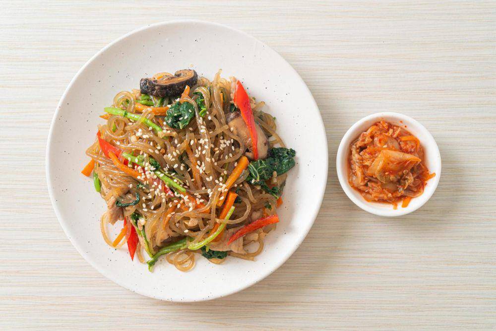 ilustrasi japchae (vecteezy.com/topntp26)