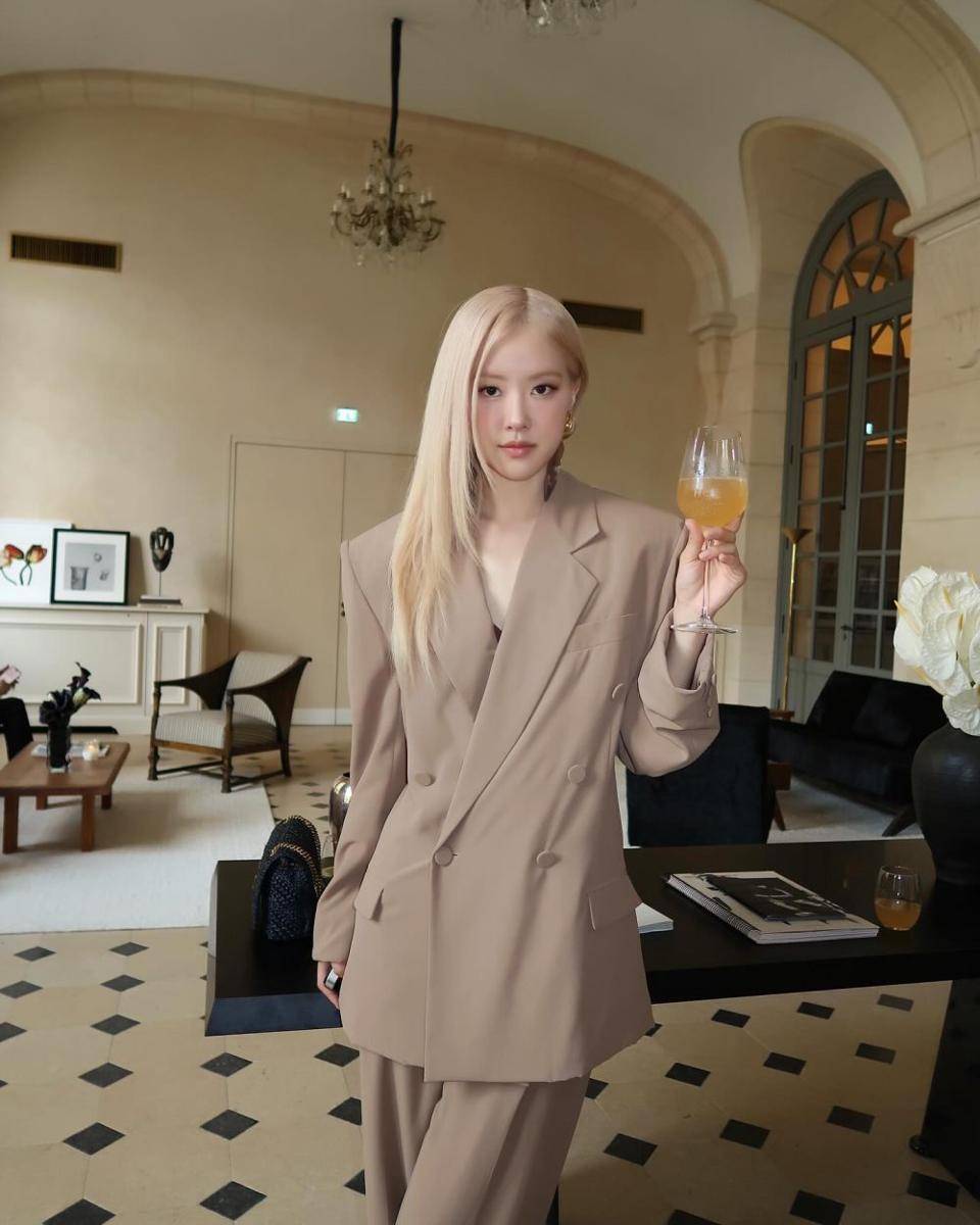 Rose Blackpink (instagram.com/roses_are_rosie)