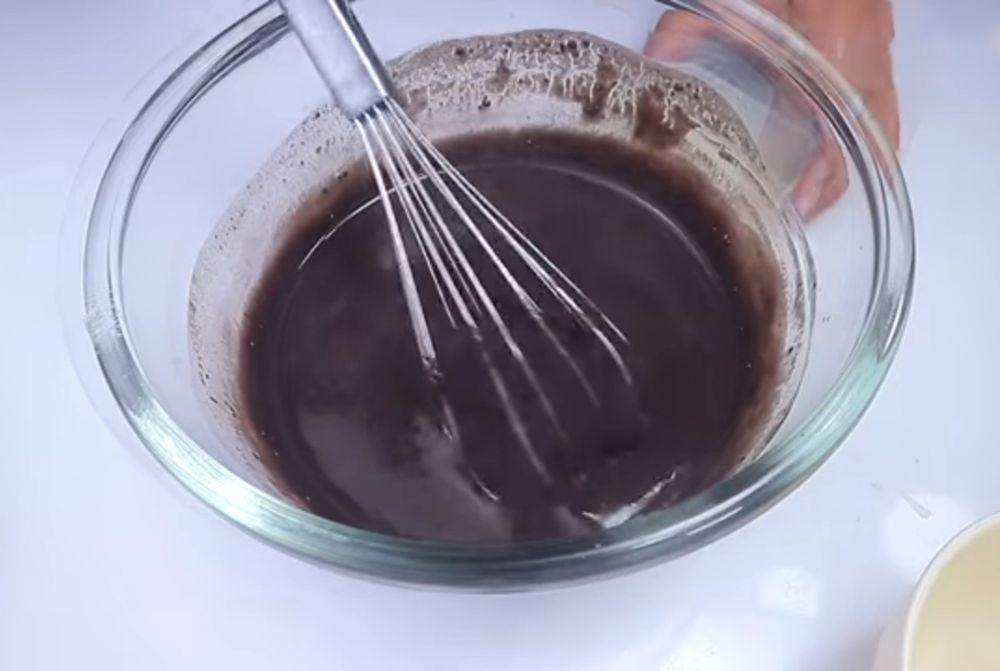 ilustrasi membuat adonan kue manja cokelat (YouTube.com/nominoom)