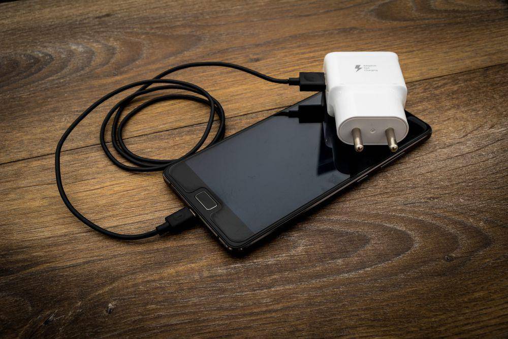 foto smartphone dan charger (pixabay.com/ReadyElements)