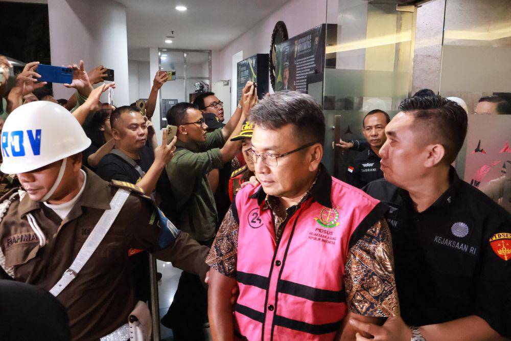 Charles Sitorus selaku Direktur Pengembangan Bisnis PT Perusahaan Perdagangan Indonesia ditahan usai jalani pemeriksaan di Kejagung pada Selasa (29/10/2024) malam. (IDN Times/Aryodamar)