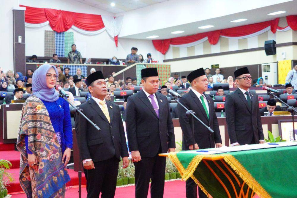 Lima pimpinan DPRD Sulsel terdiri dari satu ketua dan empat wakil ketua dilantik, Kamis (31/10/2024). (Dok. Istimewa)