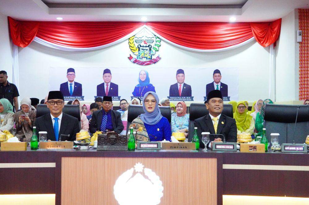 Ketua DPRD Sulsel Andi Rachmatika Dewi (tengah), Pj Gubernur Sulsel Zudan Arif Fakrulloh (kiri), dan Wakil Ketua DPRD Sulsel Rahman Pina. (Dok. Istimewa)