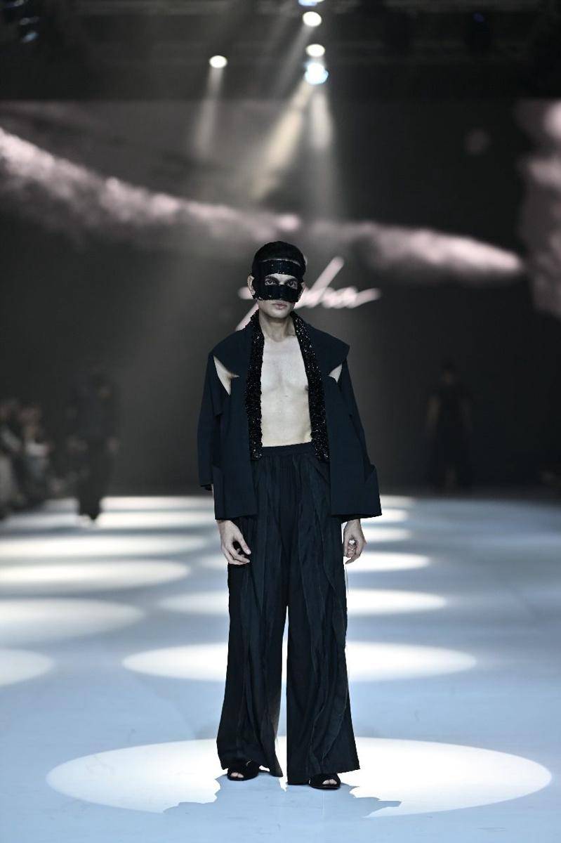 Koleksi Jan Sober dan Asha dalam show Crafted In Style yang dipersembahkan oleh MAZDA di JFW 2025. 21 Oktober 2024. (Jakarta Fashion Week / Dandy Hendrata)