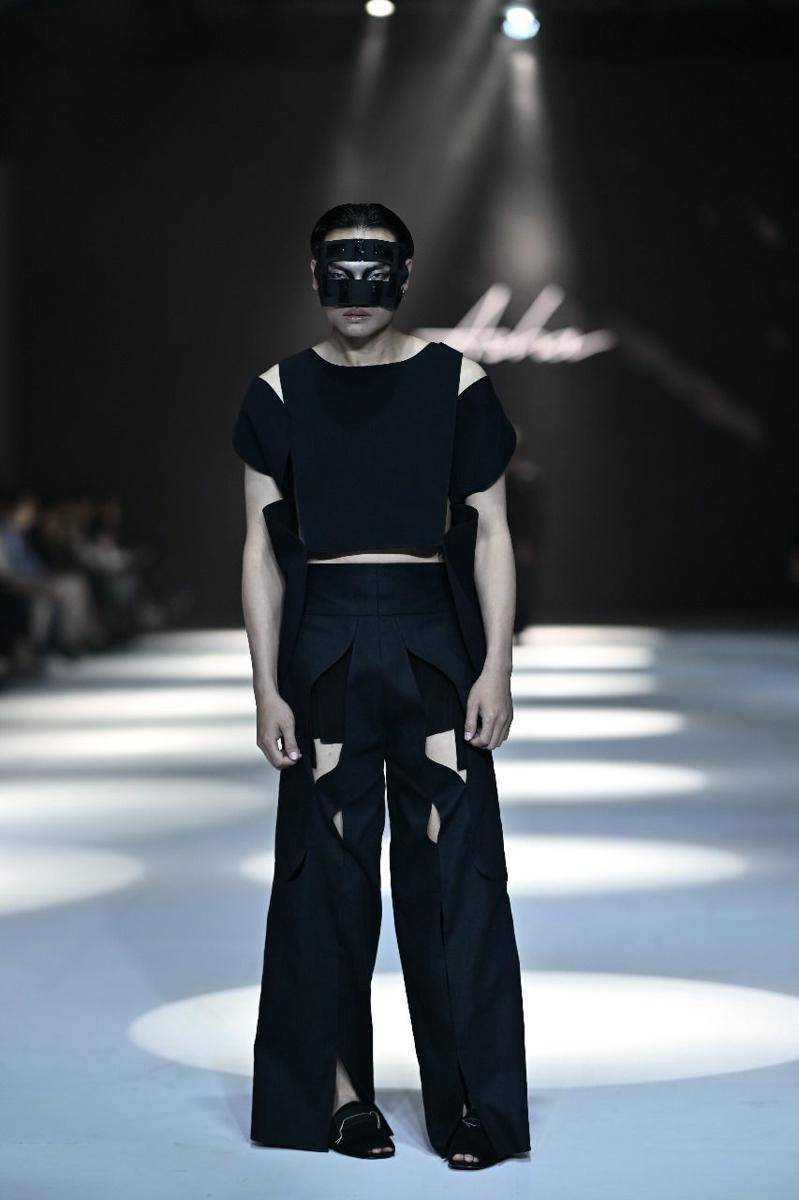 Koleksi Jan Sober dan Asha dalam show Crafted In Style yang dipersembahkan oleh MAZDA di JFW 2025. 21 Oktober 2024. (Jakarta Fashion Week / Dandy Hendrata)