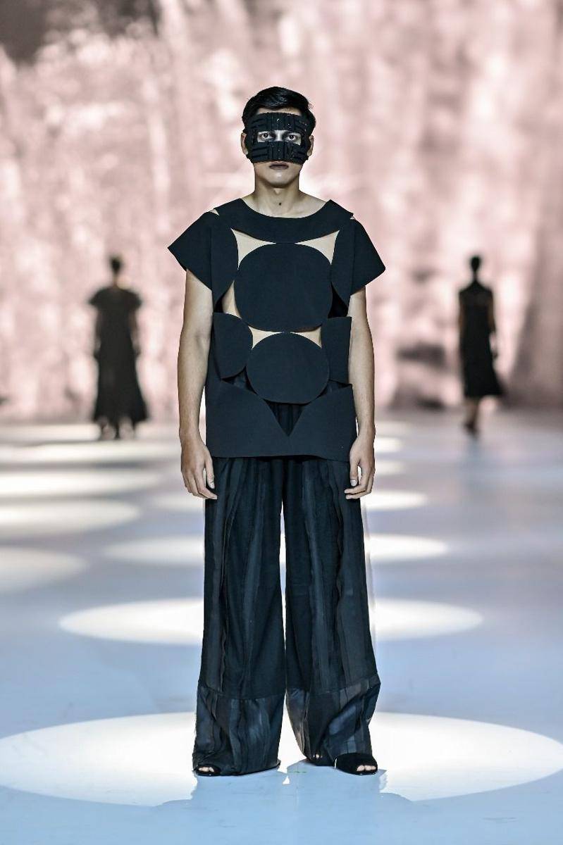 Koleksi Jan Sober dan Asha dalam show Crafted In Style yang dipersembahkan oleh MAZDA di JFW 2025. 21 Oktober 2024. (Jakarta Fashion Week / Dandy Hendrata)