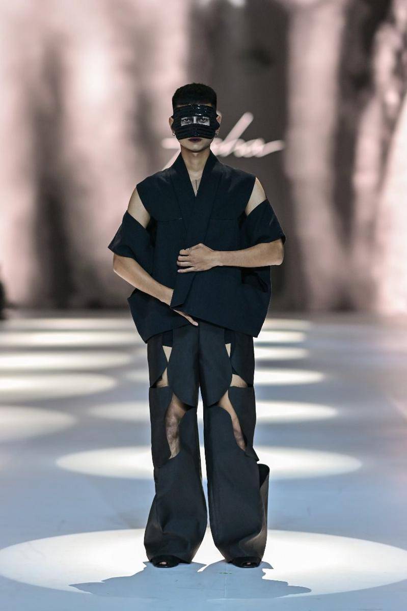 Koleksi Jan Sober dan Asha dalam show Crafted In Style yang dipersembahkan oleh MAZDA di JFW 2025. 21 Oktober 2024. (Jakarta Fashion Week / Dandy Hendrata)