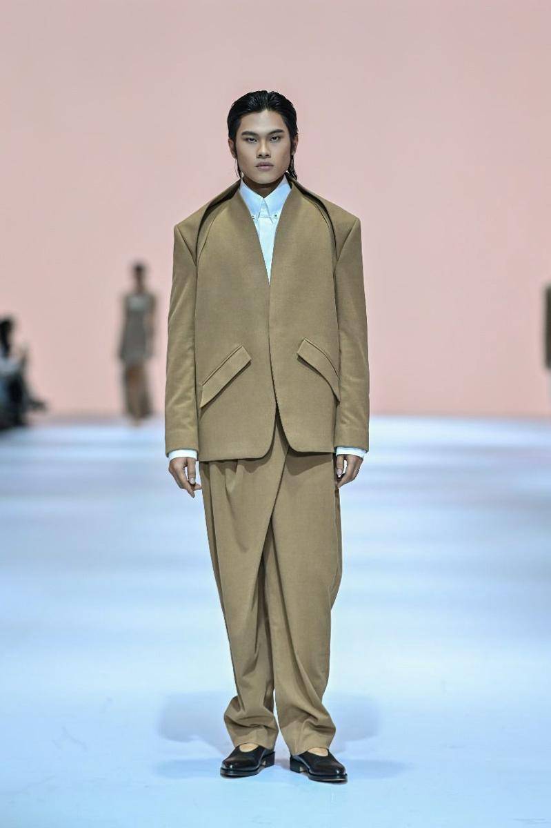 Koleksi Jan Sober dan Asha dalam show Crafted In Style yang dipersembahkan oleh MAZDA di JFW 2025. 21 Oktober 2024. (Jakarta Fashion Week / Dandy Hendrata)